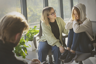 Мама с дочкой на приёме у психотерапевта